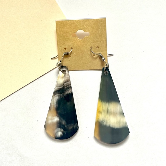 🏷️ abstract black & white boho dangling earrings - Picture 4 of 8